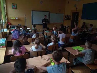 Łódzcy policjanci ostrzegli dzieci na półkoloniach przed wakacyjnymi pułapkami